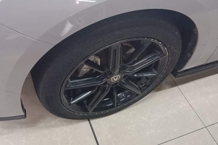 Used CHANGAN UNI-V 2022 1.5T Smart Navigation Version Left Front Wheel Hub