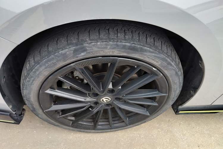 Used CHANGAN UNI-V 2022 2.0T Leading-Speed Edition Left Front Wheel Hub
