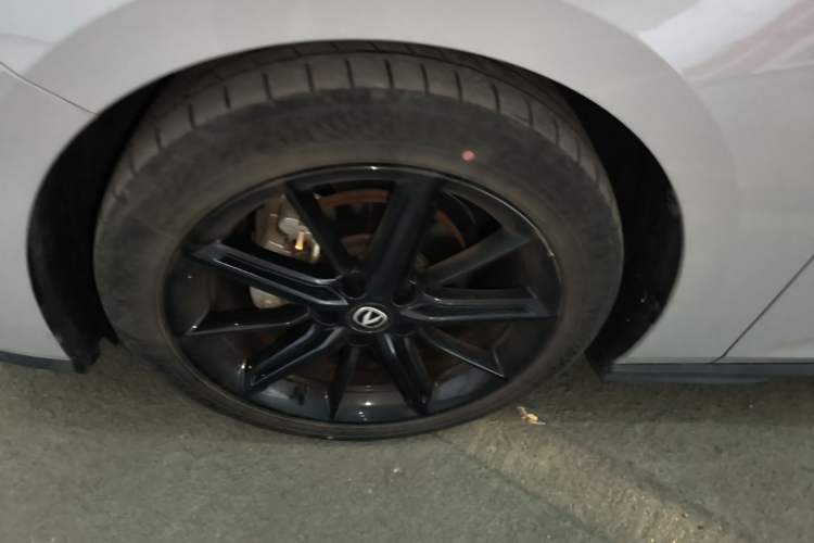 Used CHANGAN UNI-V 2022 1.5T Prestige Version Left Front Wheel Hub