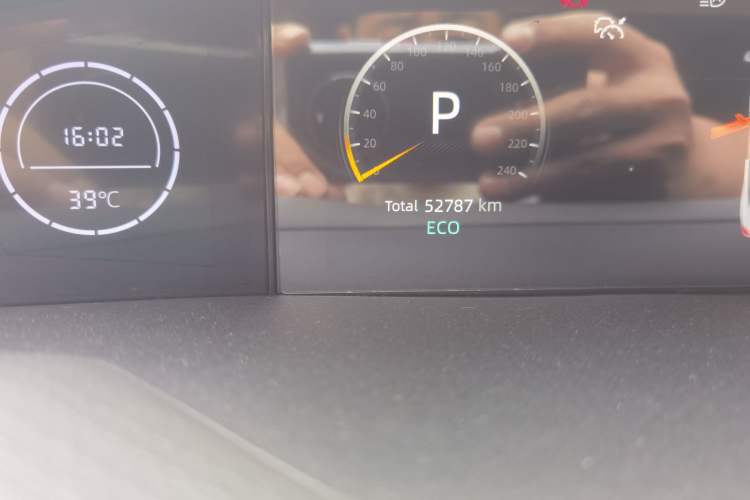 Used CHANGAN UNI-V 2022 1.5T Smart Navigation Version Odometer Close Up