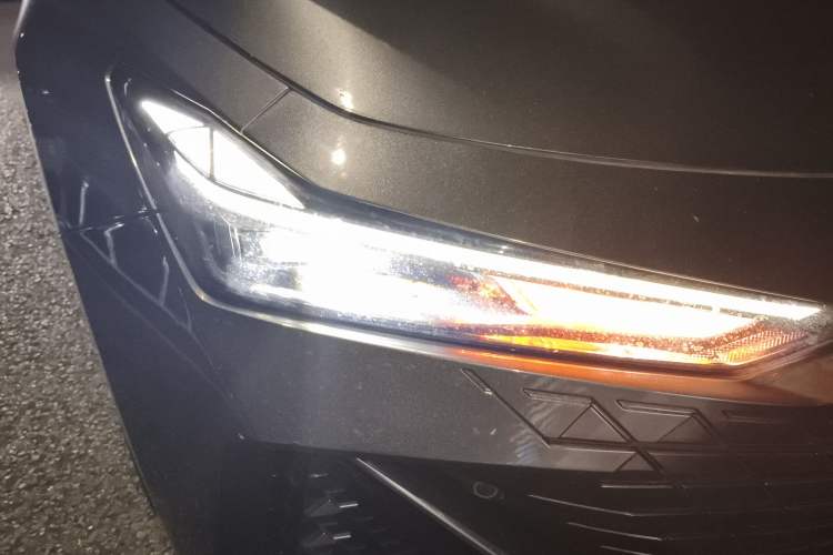 Used CHANGAN UNI-V 2022 1.5T Prestige Version Right Front Headlight