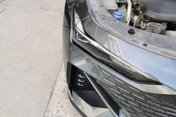 Used CHANGAN UNI-V 2022 1.5T Prestige Version Right Front Headlight