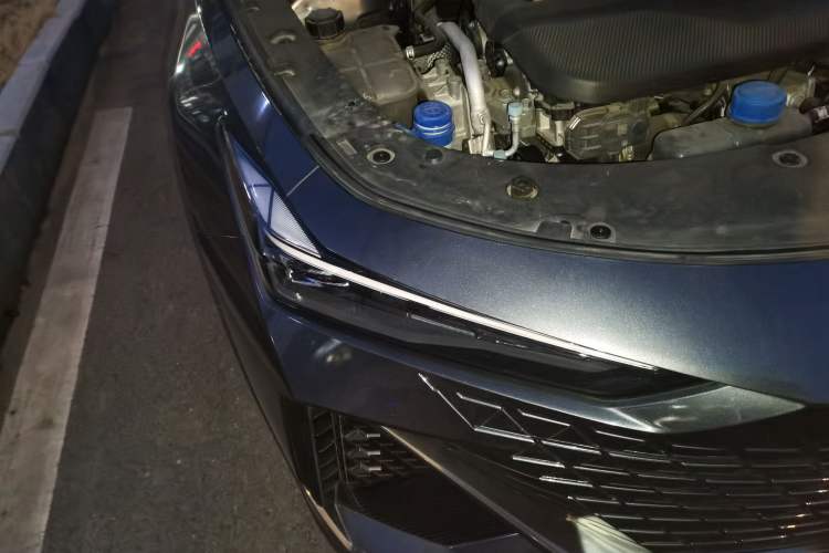 Used CHANGAN UNI-V 2022 1.5T Prestige Version Right Front Headlight