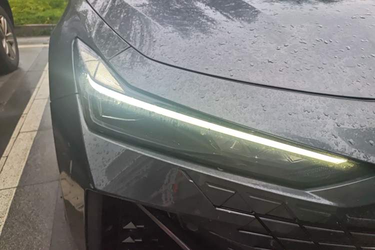 Used CHANGAN UNI-V 2022 1.5T Prestige Version Right Front Headlight