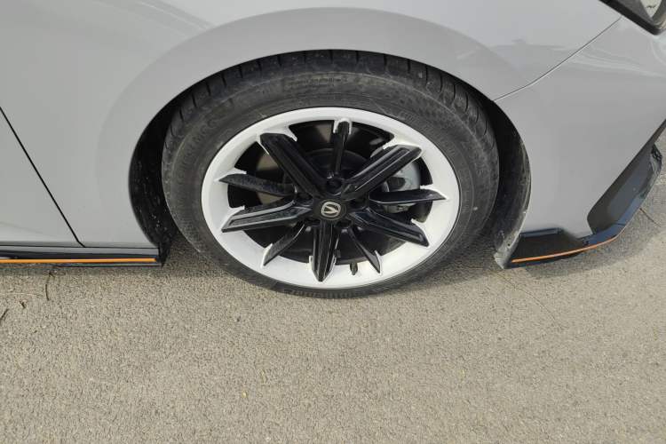 Used CHANGAN UNI-V 2022 2.0T Sporty Version Right Front Wheel Hub