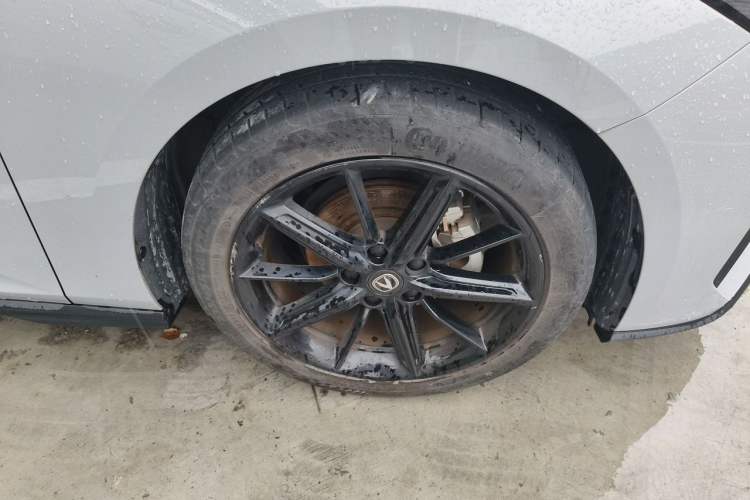 Used CHANGAN UNI-V 2022 1.5T Prestige Version Right Front Wheel Hub