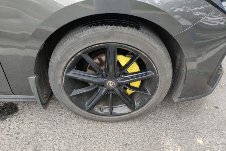 Used CHANGAN UNI-V 2022 1.5T Smart Navigation Version Right Front Wheel Hub
