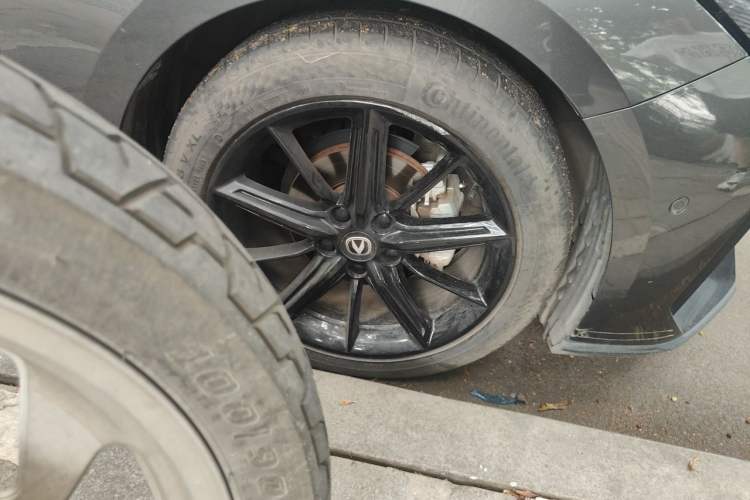 Used CHANGAN UNI-V 2022 1.5T Smart Navigation Version Right Front Wheel Hub