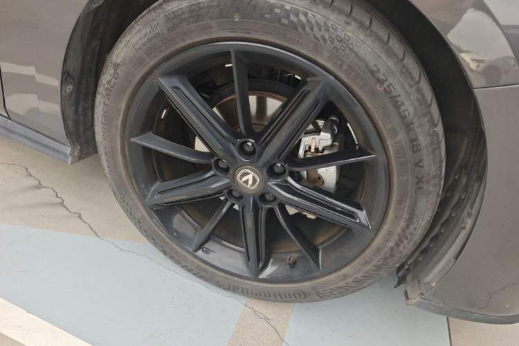 Used CHANGAN UNI-V 2022 1.5T Smart Navigation Version Right Front Wheel Hub