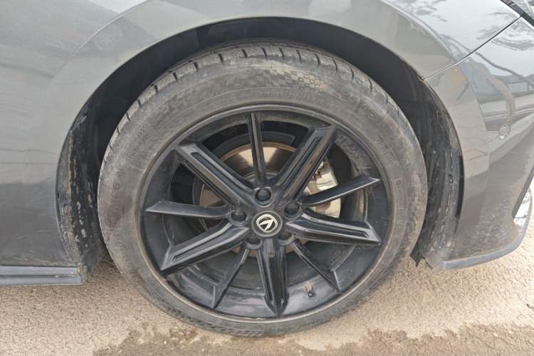 Used CHANGAN UNI-V 2022 1.5T Smart Navigation Version Right Front Wheel Hub