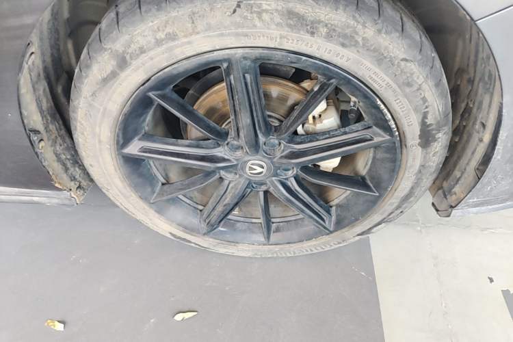 Used CHANGAN UNI-V 2022 1.5T Prestige Version Right Front Wheel Hub
