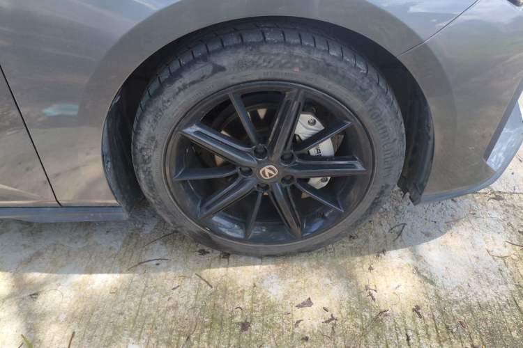 Used CHANGAN UNI-V 2022 1.5T Prestige Version Right Front Wheel Hub