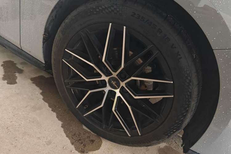 Used CHANGAN UNI-V 2022 1.5T Prestige Version Right Front Wheel Hub