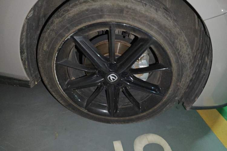 Used CHANGAN UNI-V 2022 1.5T Prestige Version Right Front Wheel Hub