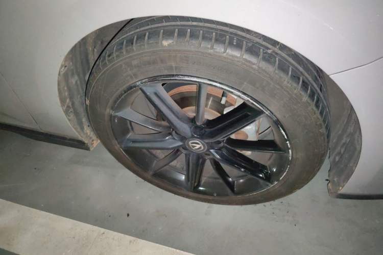 Used CHANGAN UNI-V 2022 1.5T Prestige Version Right Front Wheel Hub