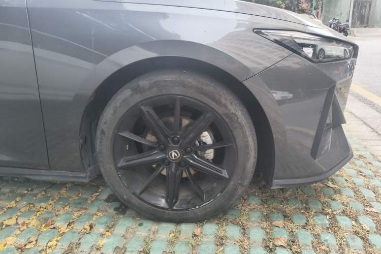 Used CHANGAN UNI-V 2022 1.5T Prestige Version Right Front Wheel Hub