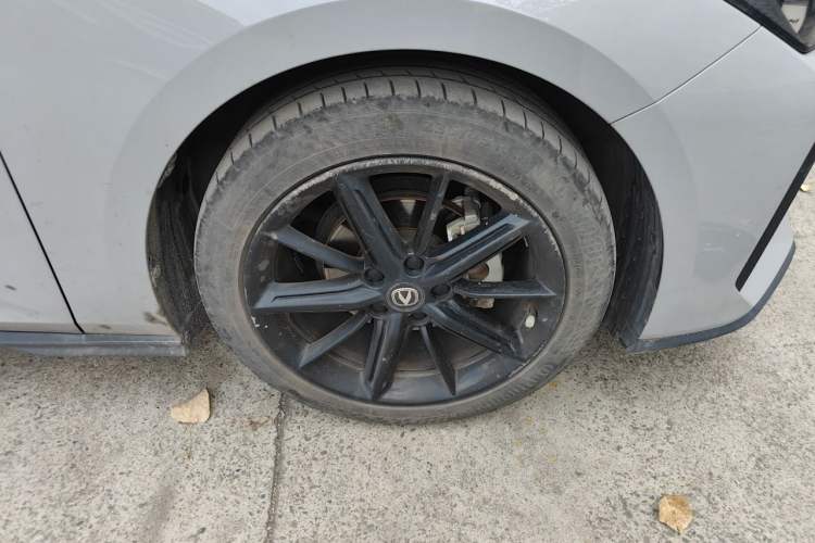 Used CHANGAN UNI-V 2022 1.5T Prestige Version Right Front Wheel Hub