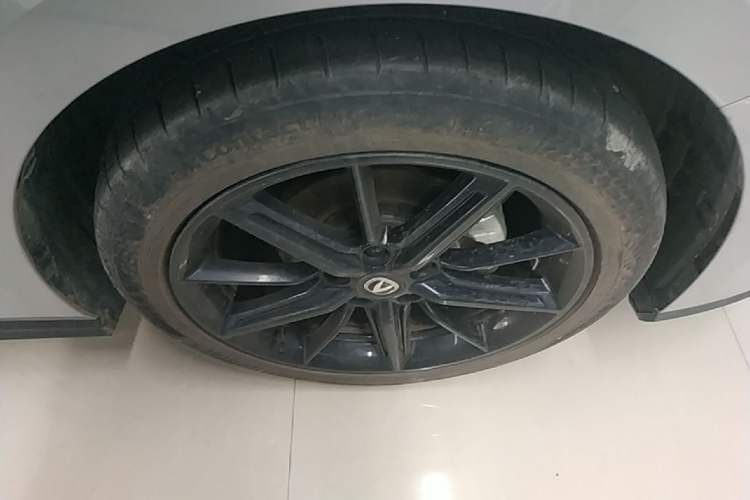 Used CHANGAN UNI-V 2022 1.5T Prestige Version Right Front Wheel Hub