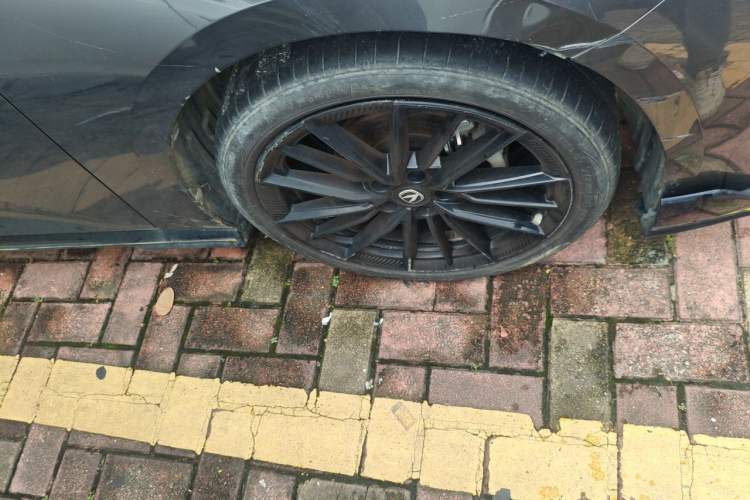 Used CHANGAN UNI-V 2022 1.5T Sport Edition Right Front Wheel Hub