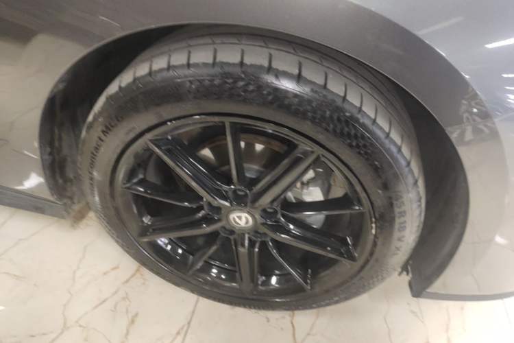 Used CHANGAN UNI-V 2022 1.5T Prestige Version Right Front Wheel Hub