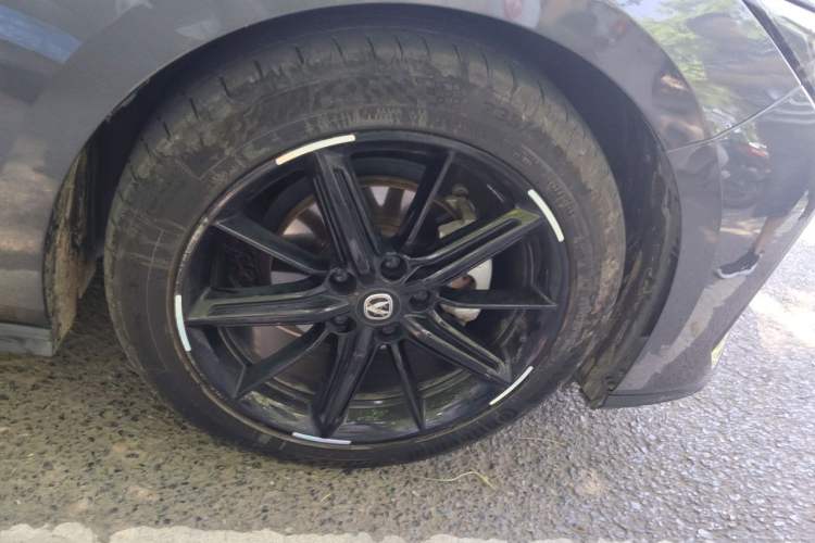 Used CHANGAN UNI-V 2022 1.5T Prestige Version Right Front Wheel Hub