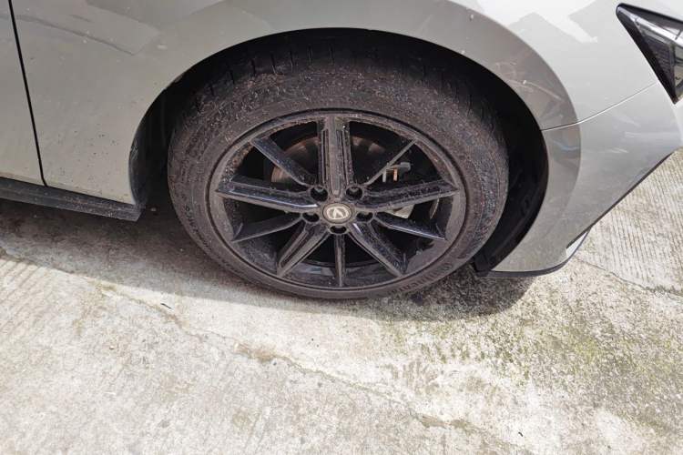 Used CHANGAN UNI-V 2022 1.5T Prestige Version Right Front Wheel Hub
