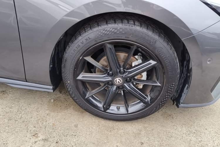 Used CHANGAN UNI-V 2022 1.5T Smart Navigation Version Right Front Wheel Hub