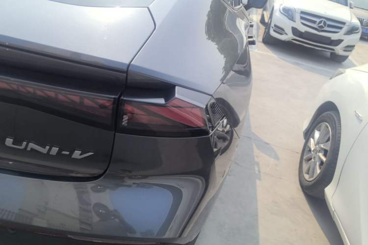 Used CHANGAN UNI-V 2022 1.5T Smart Navigation Version Right Rear Taillight