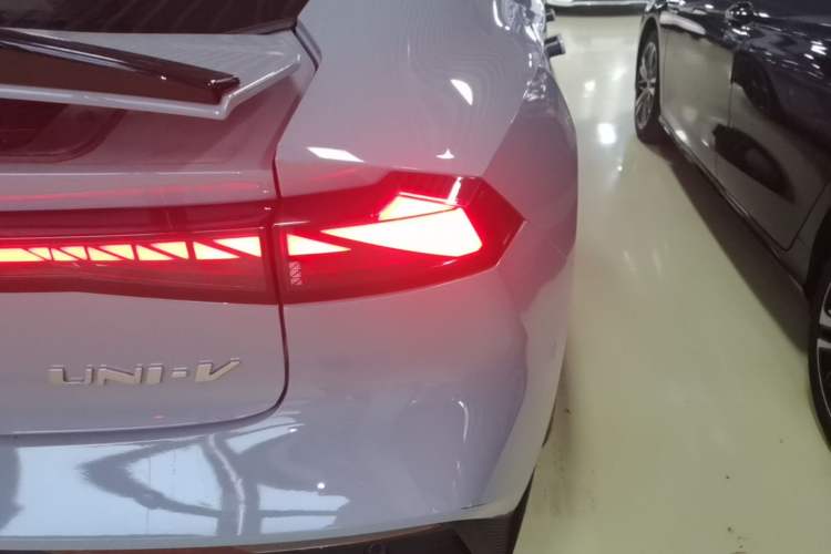 Used CHANGAN UNI-V 2022 1.5T Smart Navigation Version Right Rear Taillight