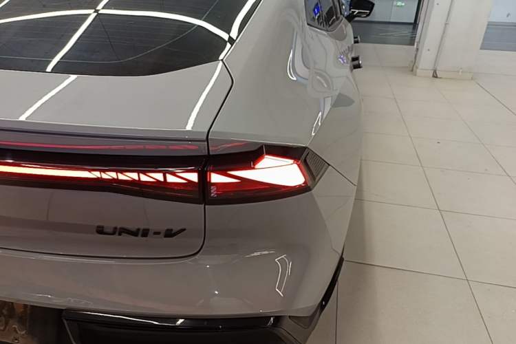 Used CHANGAN UNI-V 2022 2.0T Leading-Speed Edition Right Rear Taillight