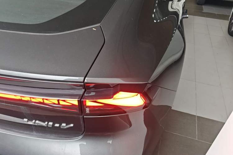Used CHANGAN UNI-V 2022 1.5T Smart Navigation Version Right Rear Taillight