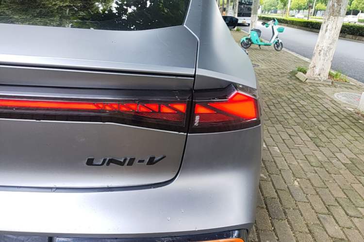 Used CHANGAN UNI-V 2022 2.0T Leading-Speed Edition Right Rear Taillight