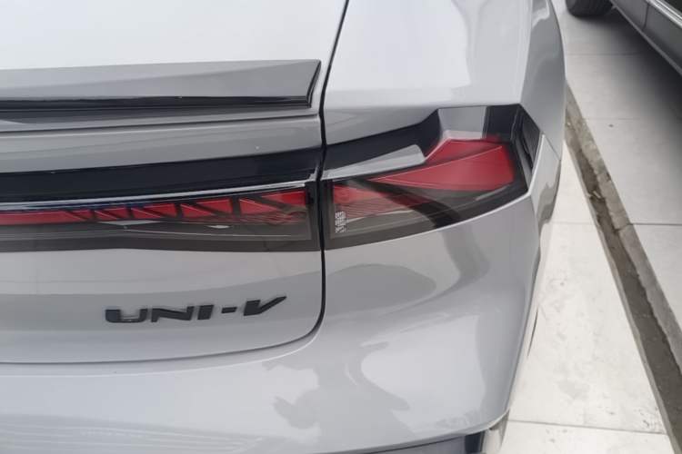 Used CHANGAN UNI-V 2022 2.0T Leading-Speed Edition Right Rear Taillight
