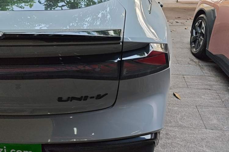 Used CHANGAN UNI-V 2022 2.0T Leading-Speed Edition Right Rear Taillight