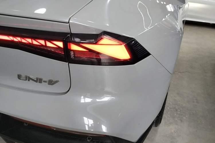 Used CHANGAN UNI-V 2022 1.5T Prestige Version Right Rear Taillight