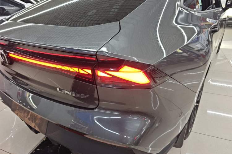 Used CHANGAN UNI-V 2022 1.5T Smart Navigation Version Right Rear Taillight
