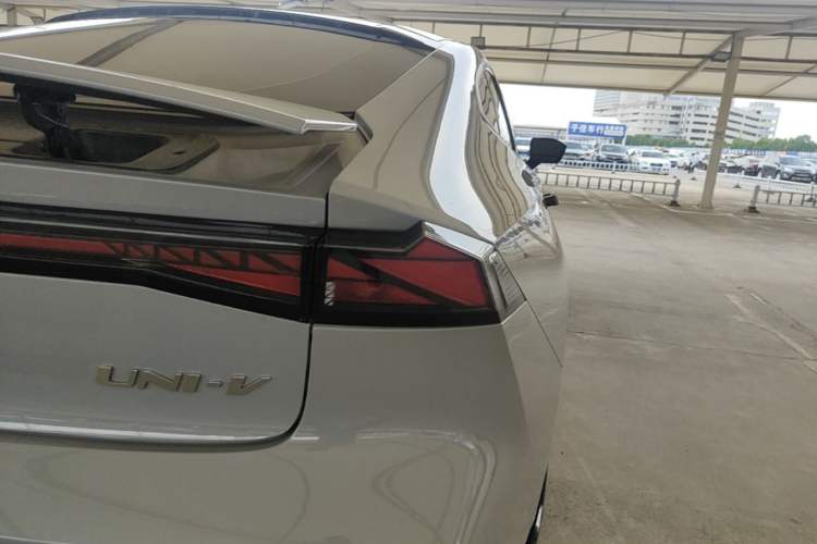 Used CHANGAN UNI-V 2022 1.5T Sport Edition Right Rear Taillight