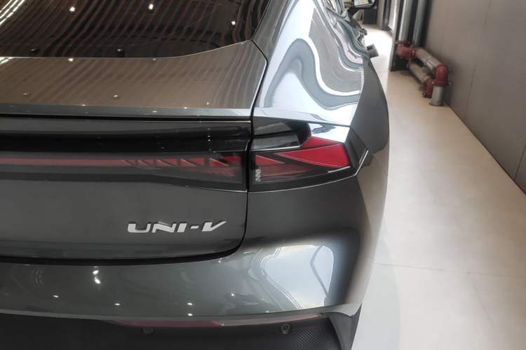 Used CHANGAN UNI-V 2022 1.5T Prestige Version Right Rear Taillight