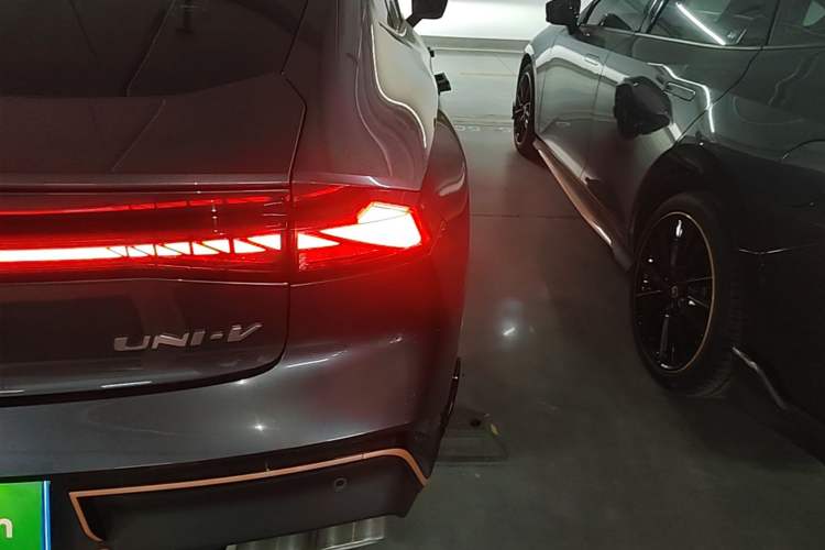 Used CHANGAN UNI-V 2022 1.5T Sport Edition Right Rear Taillight