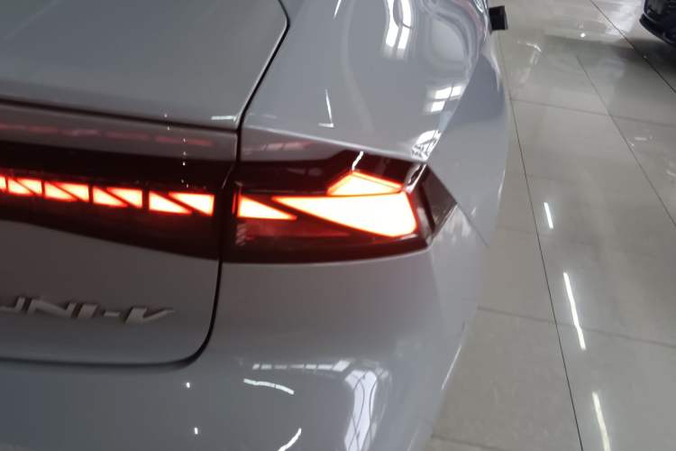 Used CHANGAN UNI-V 2022 1.5T Smart Navigation Version Right Rear Taillight