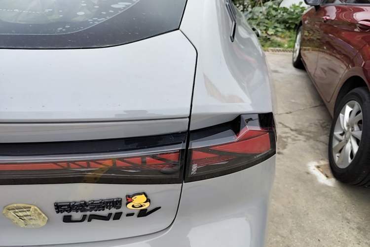 Used CHANGAN UNI-V 2022 2.0T Leading-Speed Edition Right Rear Taillight