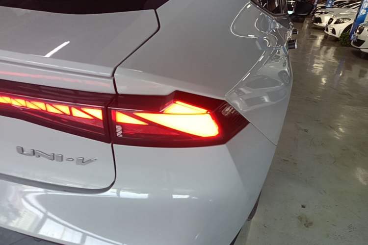 Used CHANGAN UNI-V 2022 1.5T Prestige Version Right Rear Taillight