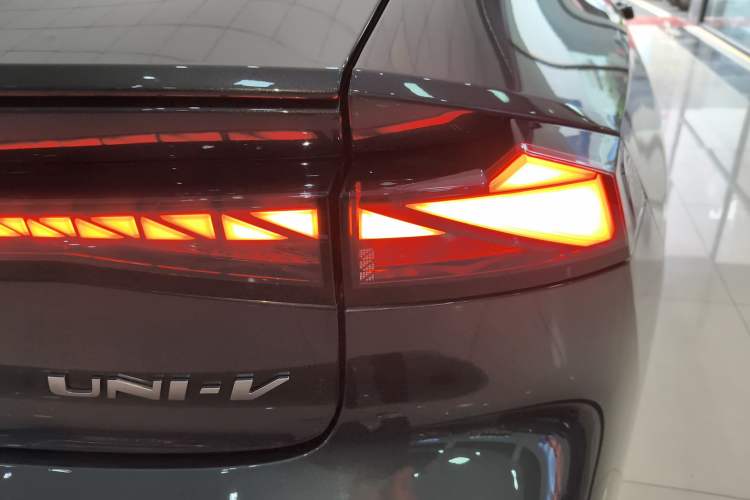 Used CHANGAN UNI-V 2022 1.5T Prestige Version Right Rear Taillight