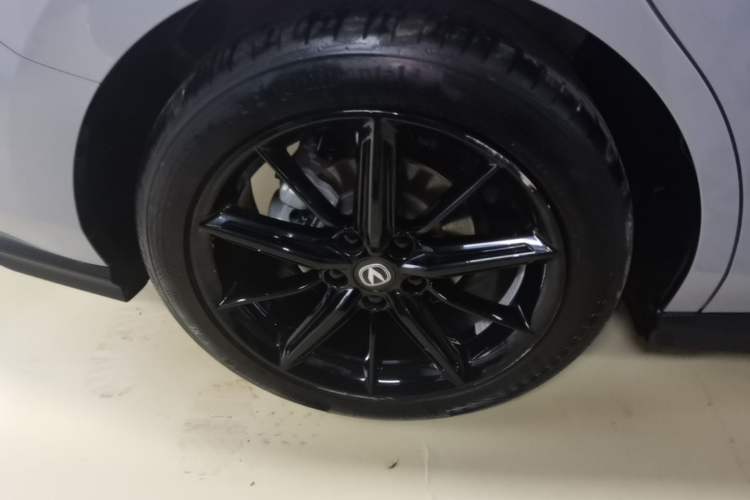 Used CHANGAN UNI-V 2022 1.5T Smart Navigation Version Right Rear Wheel Hub