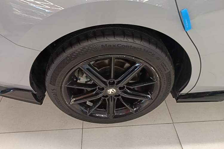 Used CHANGAN UNI-V 2022 2.0T Leading-Speed Edition Right Rear Wheel Hub