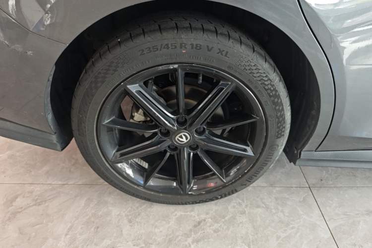 Used CHANGAN UNI-V 2022 1.5T Prestige Version Right Rear Wheel Hub