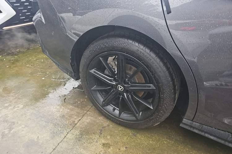 Used CHANGAN UNI-V 2022 1.5T Smart Navigation Version Right Rear Wheel Hub