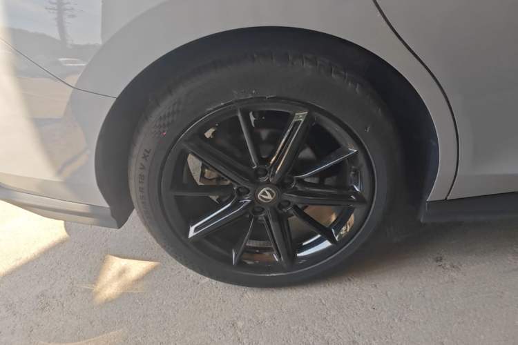 Used CHANGAN UNI-V 2022 1.5T Prestige Version Right Rear Wheel Hub