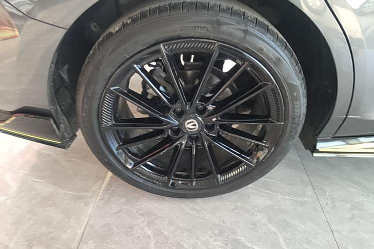 Used CHANGAN UNI-V 2022 1.5T Sport Edition Right Rear Wheel Hub
