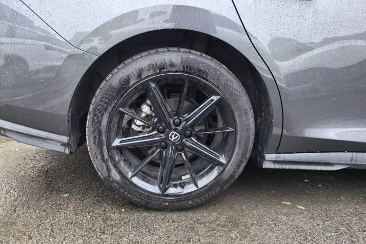 Used CHANGAN UNI-V 2022 1.5T Prestige Version Right Rear Wheel Hub